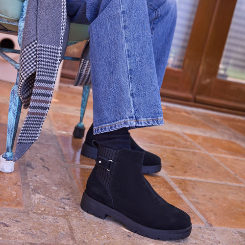 On figure image of the black suede Astrid boot