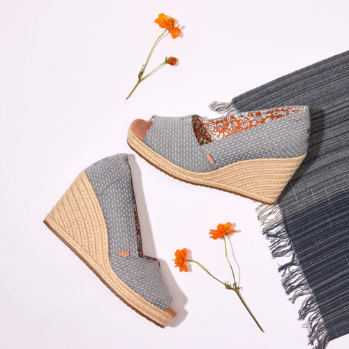 Laydown image of the chambray dot Essential Wedge