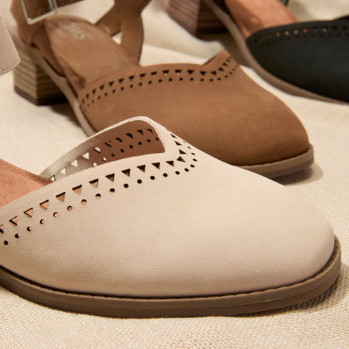 Detail image of the perforated sand leather Jaclyn Heel