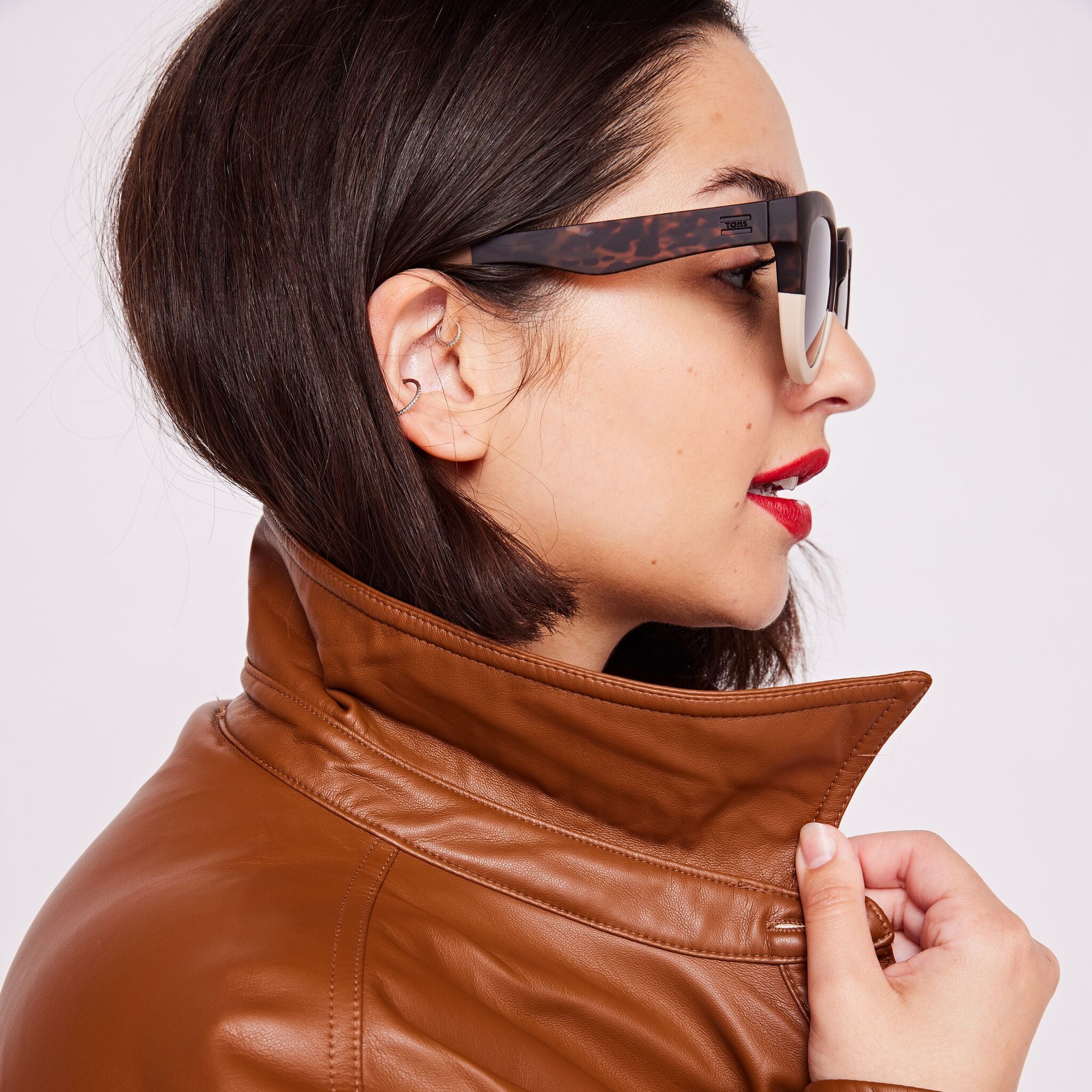 Women's Florentin Tortoise Oatmilk Fade Traveler Sunglasses on model image with side frame