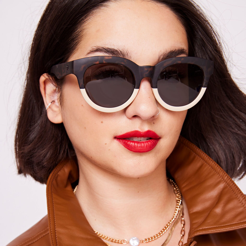 Women's Florentin Tortoise Oatmilk Fade Traveler Sunglasses on model image with front shot