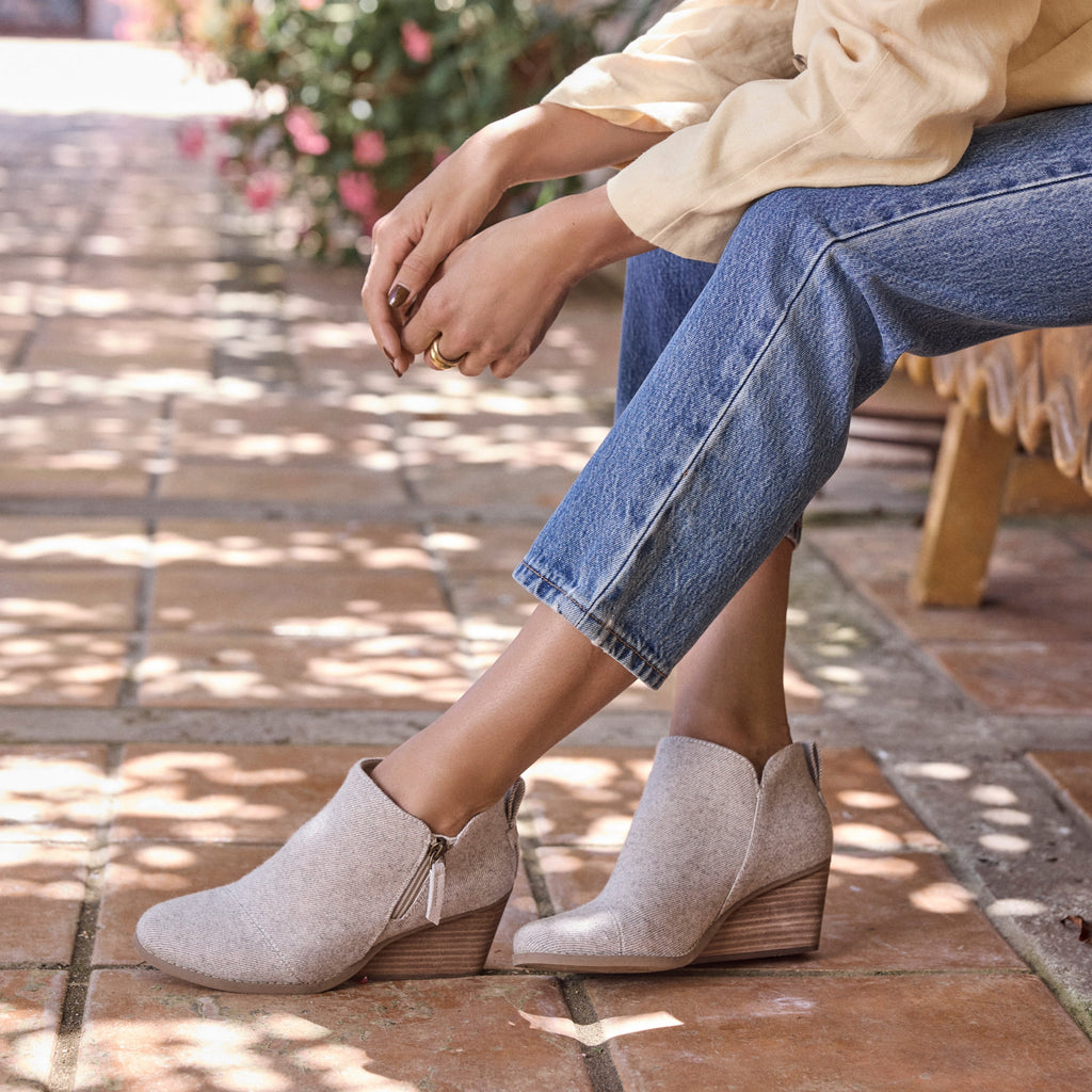 On figure image of the natural shimmer Goldie wedge boot