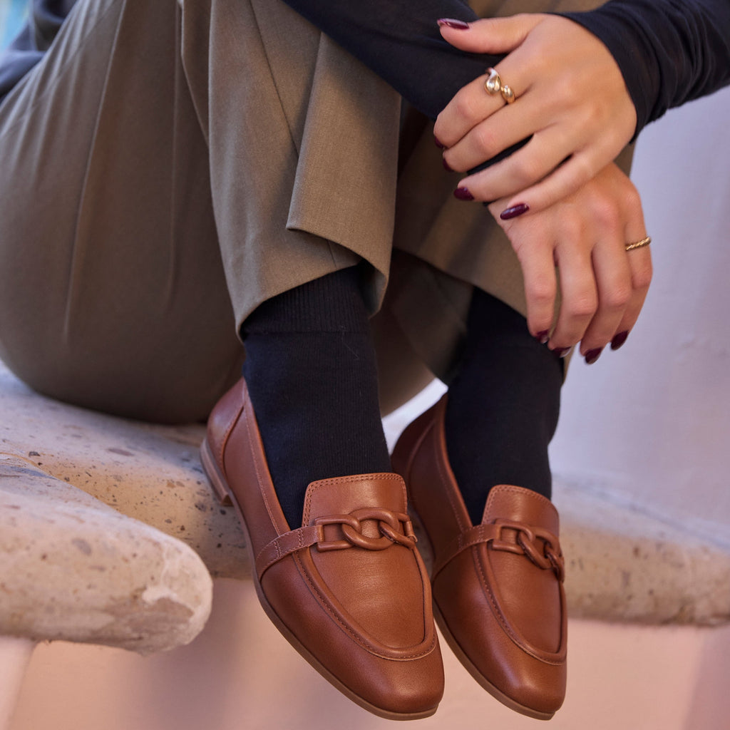 Close up image of the amber brown leather chain Lynette loafer