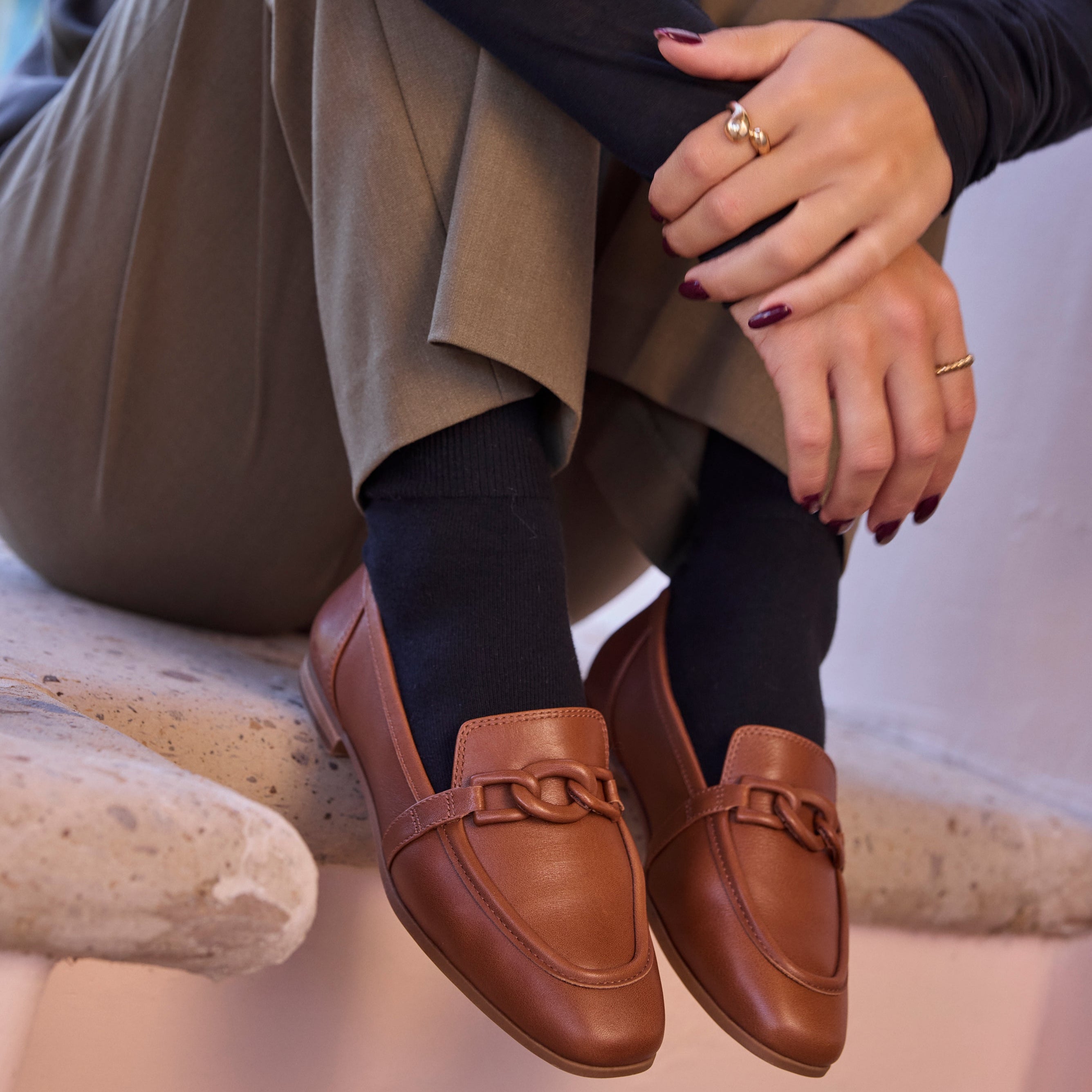 Close up image of the amber brown leather chain Lynette loafer