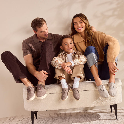 On model image of the Womens Cordones Plus Sneaker Light Grey Heritage Herringbone