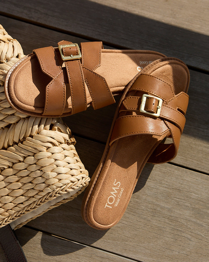 Women's Sol Slide Sandal in Brown Sugar Leather shown.