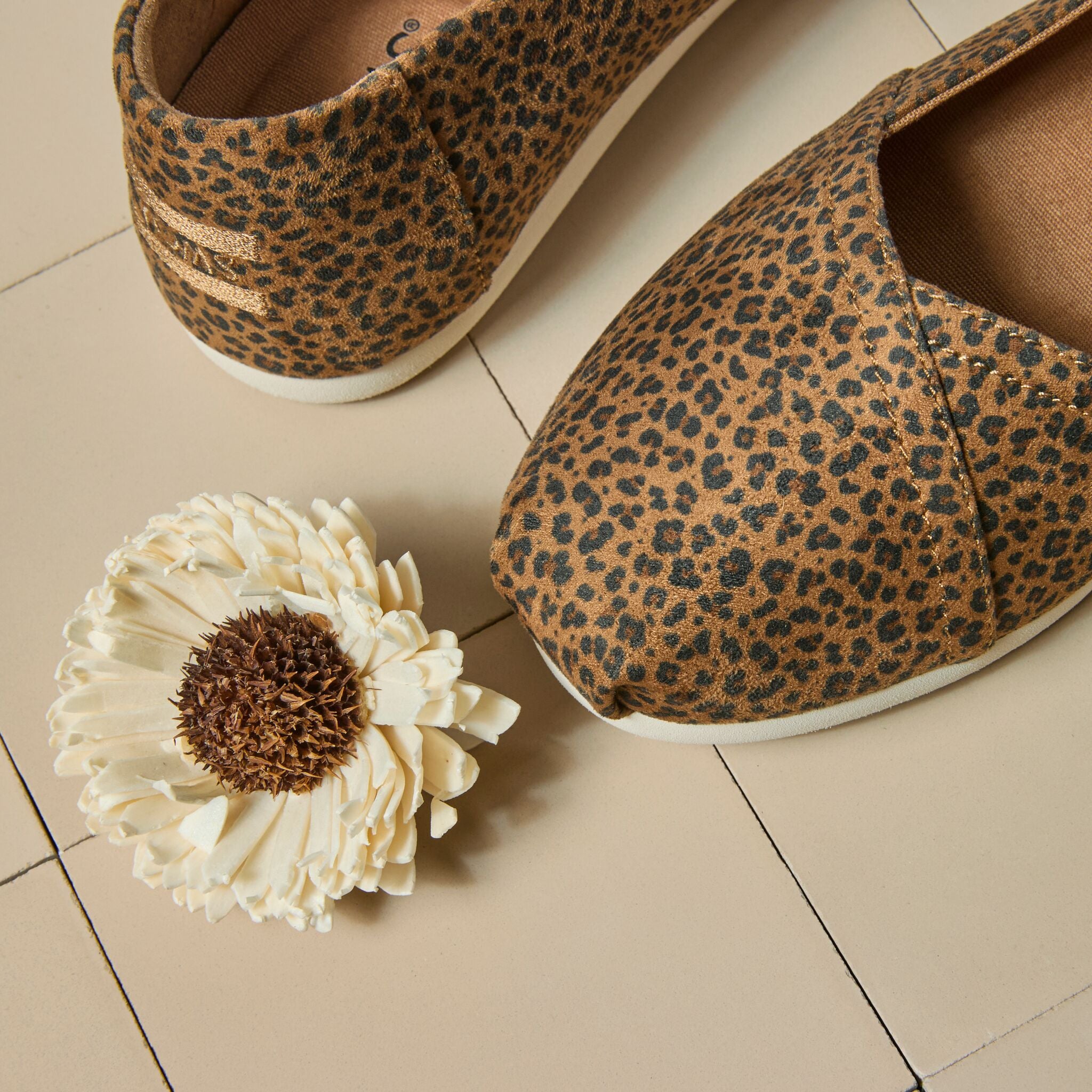Laydown detail image of the toffee leopard Alpargata ballet flat