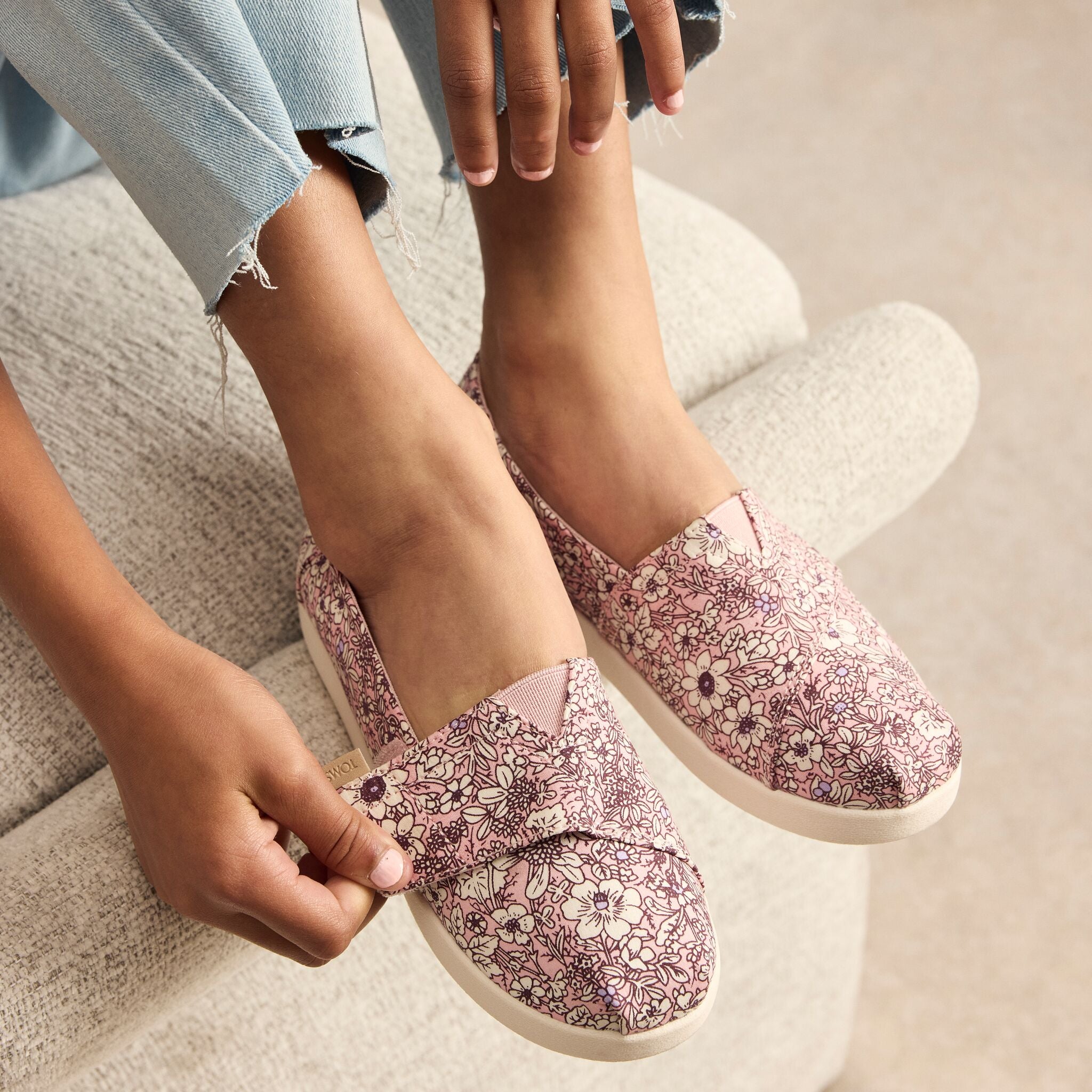 On model image of the kids pink quartz floral Alpargata